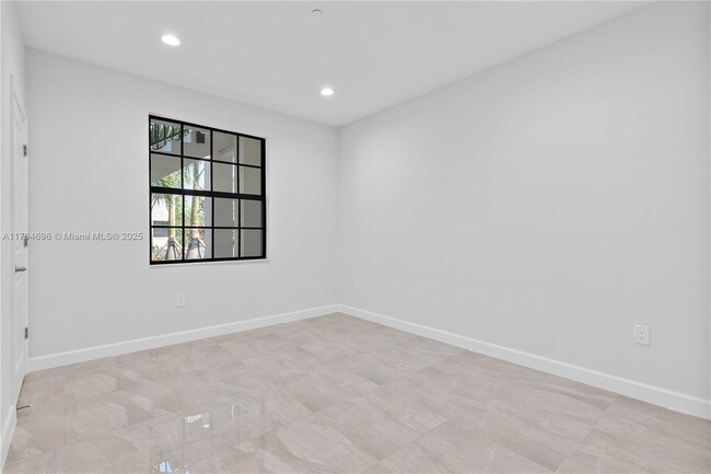 Building Photo - 5745 SW 44th Ct