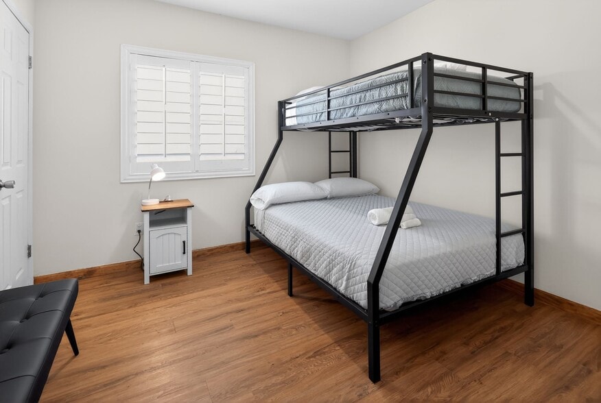 Building Photo - 917 W 62nd Pl