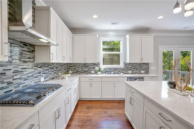 Building Photo - 667 Creswell Park