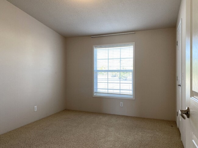 Building Photo - Serene in Dallesport, WA