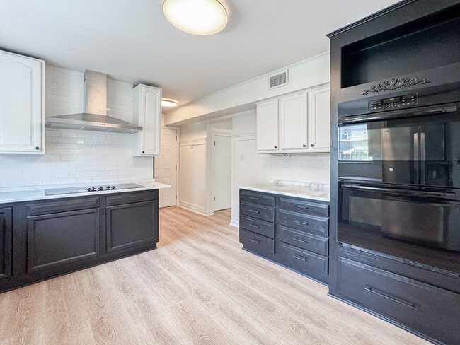 Building Photo - COME MEET YOUR NEW HOME IN KINGS GRANT!