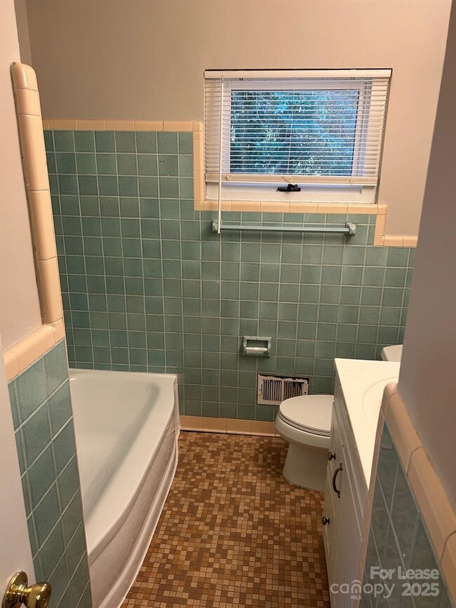 Building Photo - 724 Vanderbrook Rd