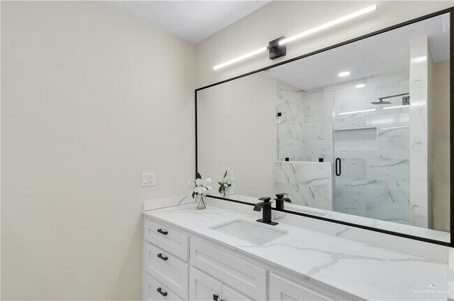 Building Photo - 413 W Jonquil Ave
