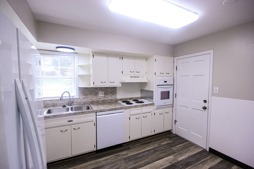 Kitchen - 834 Raven Rd