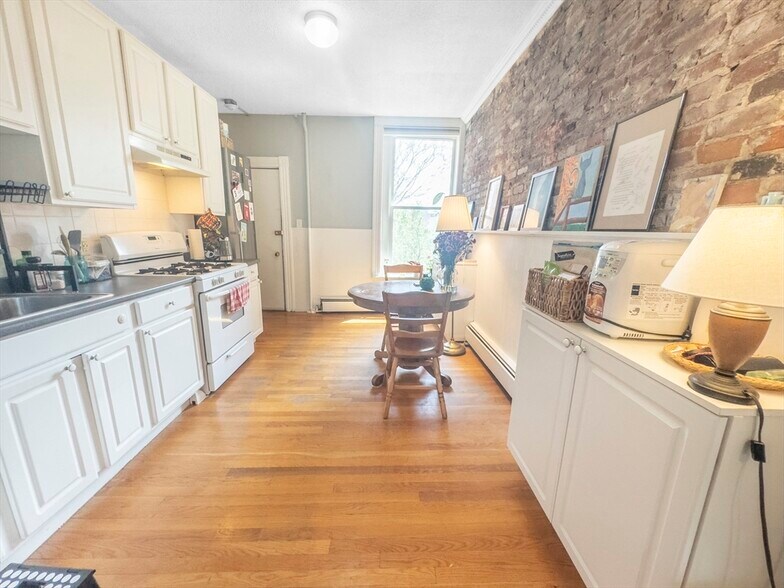 Primary Photo - 148 Berkshire St