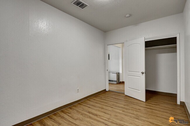 Building Photo - 906 W 29th Place