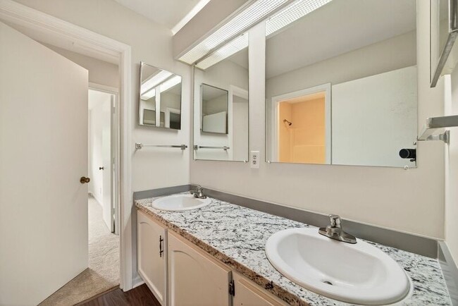 Building Photo - 94 Woodlake Dr