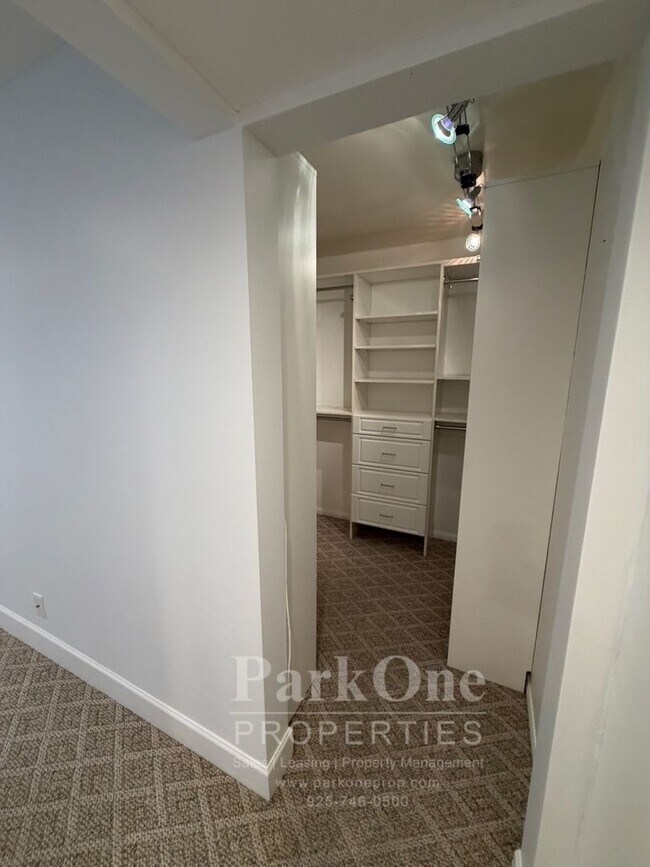 Building Photo - Spacious Condo Near Downtown Walnut Creek Available Now!