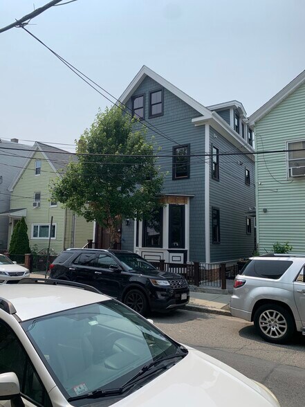 Building Photo - 263 Elm St