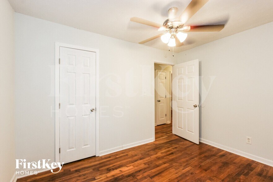 Building Photo - 3549 Tulip Dr