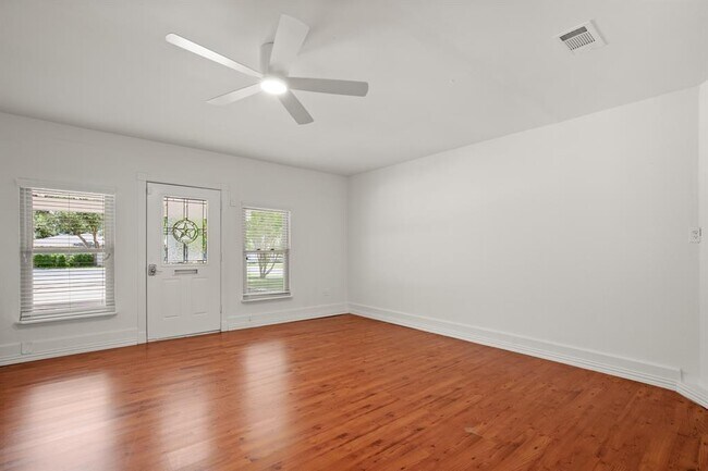 Building Photo - 15302 Spring Hill Ln