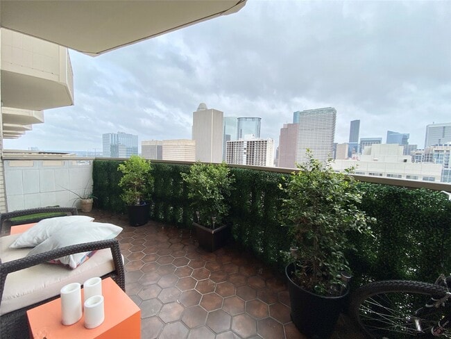 Building Photo - 2016 Main St