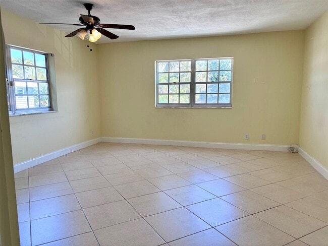 Building Photo - 1407 NE 56th St