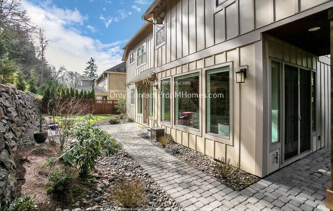 Building Photo - Stunning & Beautiful Four Bedroom Home In ...