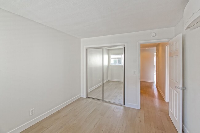 Building Photo - Recently Updated, Top-Floor 2BR2BA Condo i...