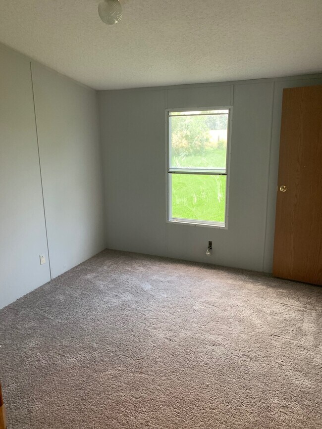 Building Photo - Large Four Bedroom house on nearly an acre