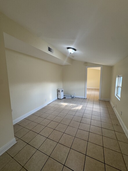 Building Photo - 1112 Monroe St