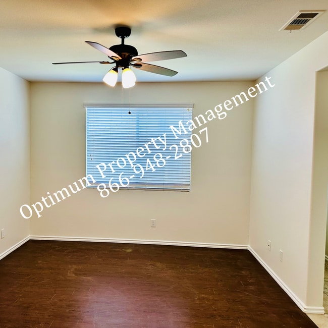 Building Photo - Modern Elegance and Comfort!