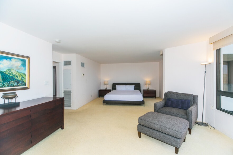 Spacious main bedroom - 1910 Ala Moana Blvd
