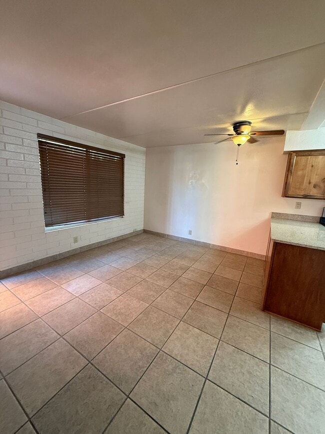 Building Photo - 1bd condo steps away from U of A, gated, A/C, Washer/Dryer