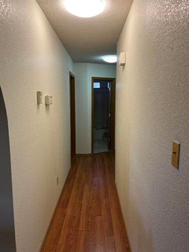 Building Photo - Lovely 3 Bedroom 2 bathroom home with pool