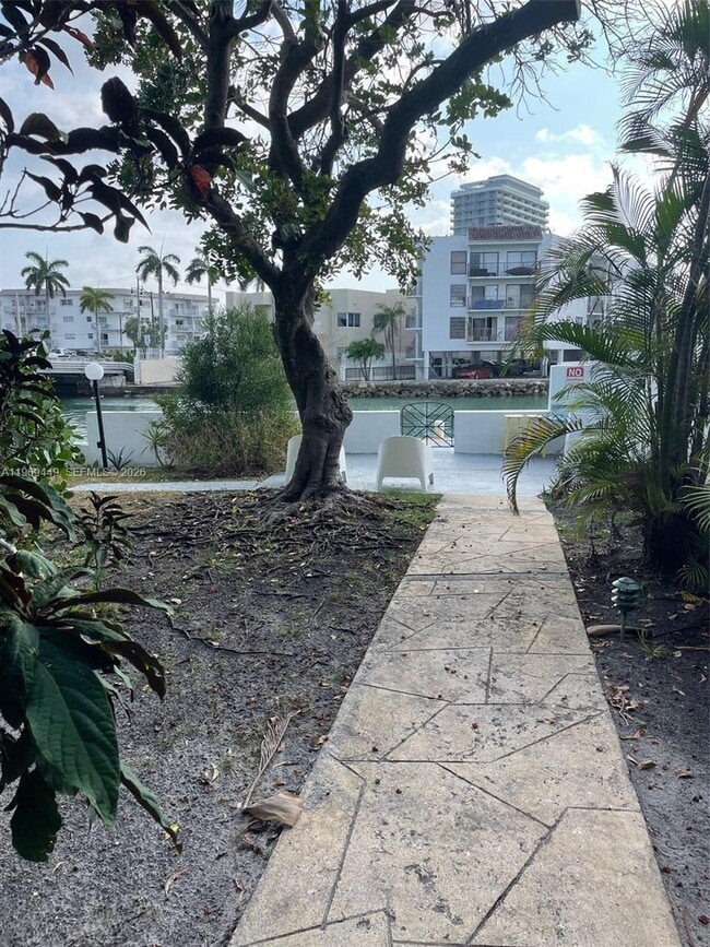 Building Photo - 6941 Bay Dr