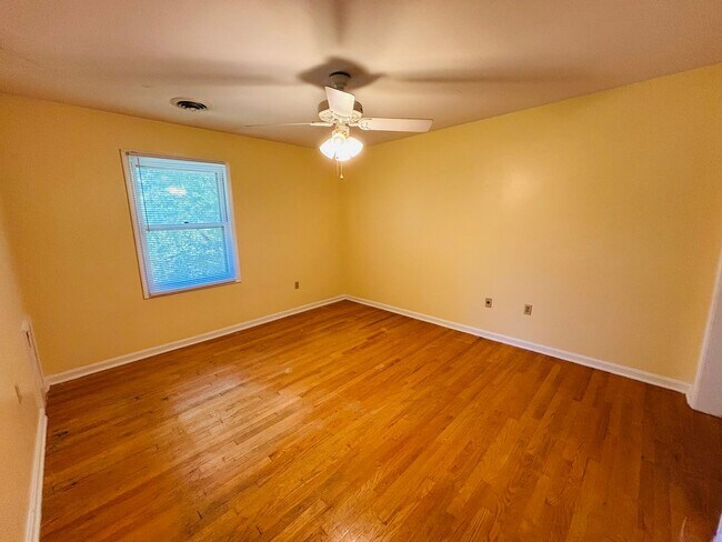 Building Photo - 405 Stonegate Dr