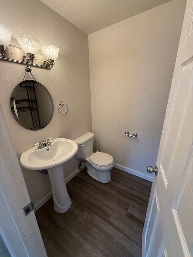 Building Photo - North Tacoma Townhome