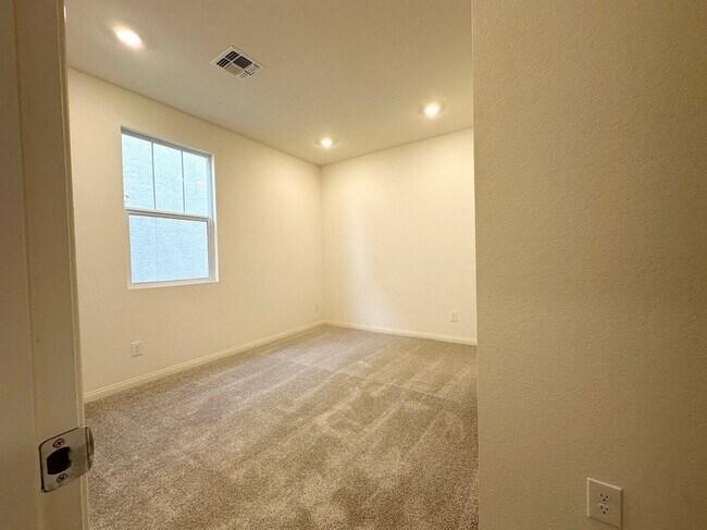 Building Photo - Beautiful and well-maintained home