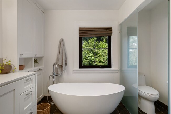 Building Photo - 2835 NE 40th Ave