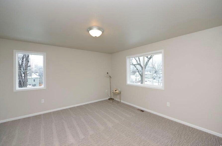 Building Photo - 705 10th Ave N