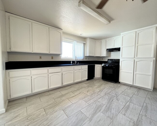 Building Photo - 3 Bedroom 2 Bath home in Hesperia Availabl...