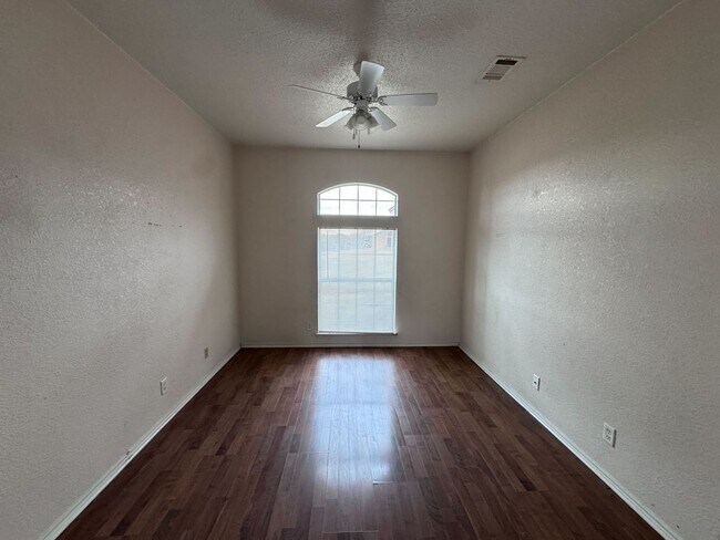 Building Photo - 4 bedroom, 2 bath