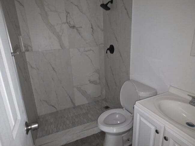 Building Photo - 1 Bedroom Available Now!