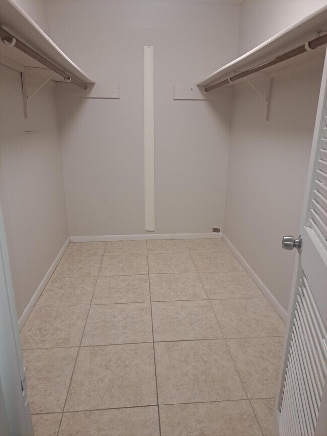 Building Photo - 2050 Oleander Blvd