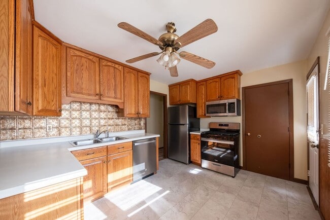 Building Photo - Recently-renovated home perfect for family