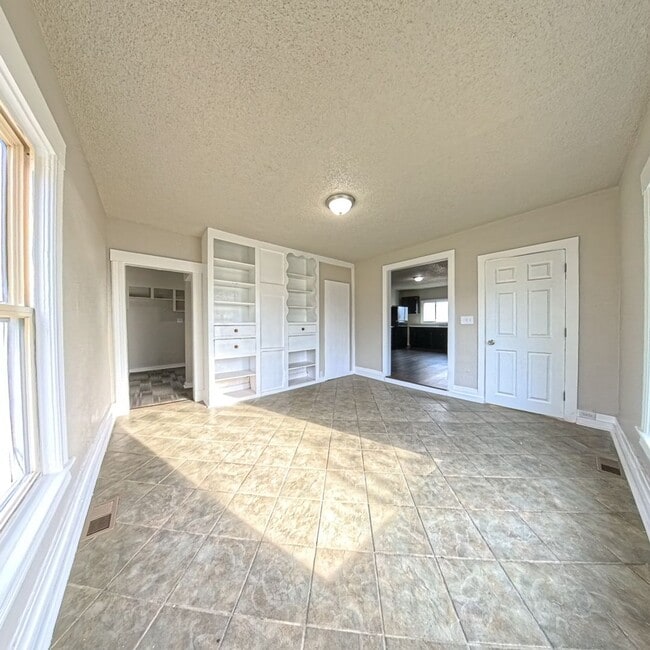 Building Photo - Newly remodeled 3 bedroom 2 bathroom home-Located in Jefferson