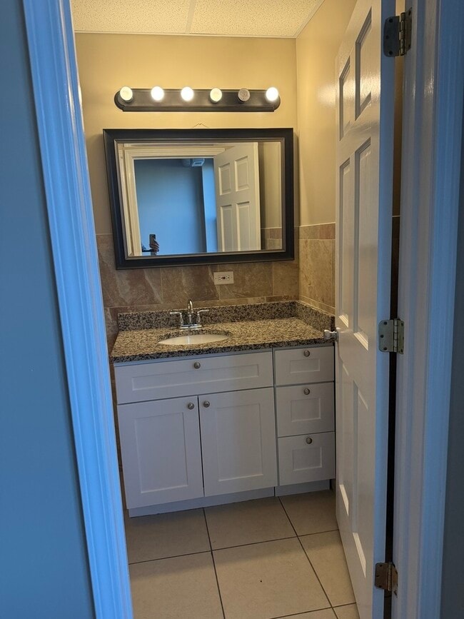 Building Photo - 127 N 19th Ave