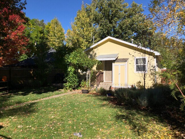 Building Photo - CHARMING 2 BED/1 BATH COZY COTTAGE LOCATED...