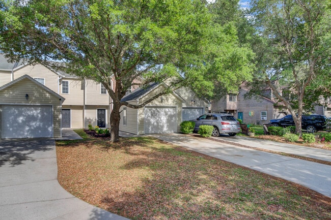 Building Photo - 8662 Roanoke Dr