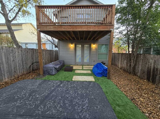 Building Photo - 2002 Rosewood Ave