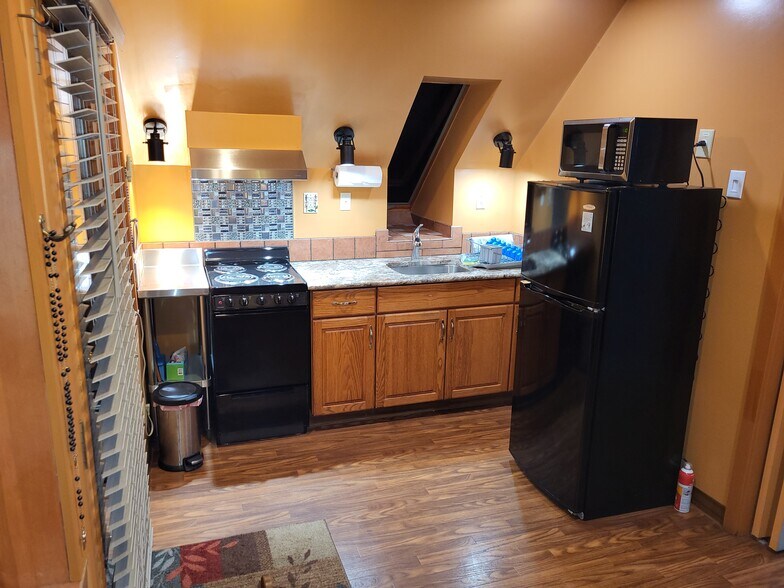 Building Photo - 555 School House Rd