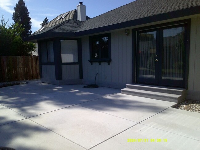 Building Photo - 960 Monique Way