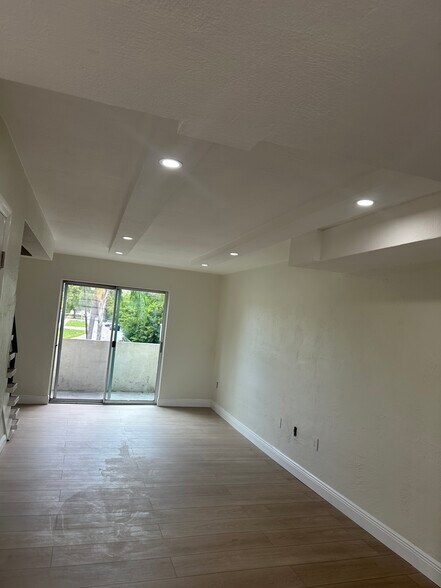 Building Photo - 465 Swallow Dr