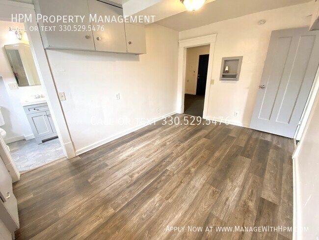 Building Photo - 1415 Yale Ave NW