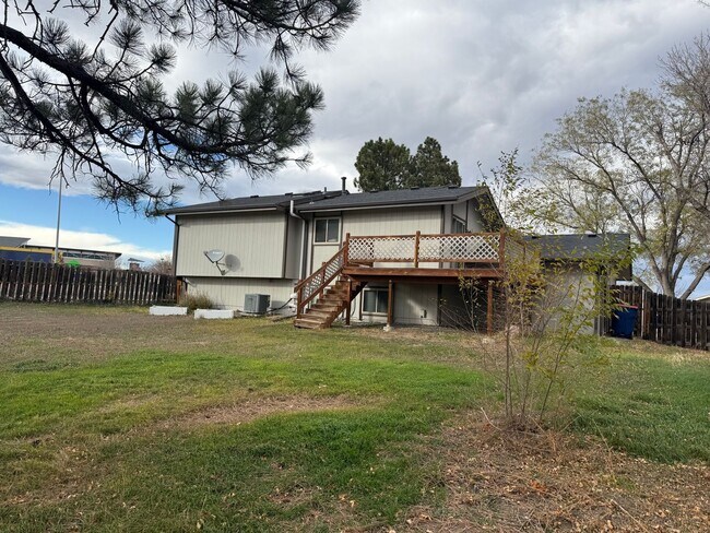 Building Photo - 4 bedroom, 2 bath home with 2 car garage, ...