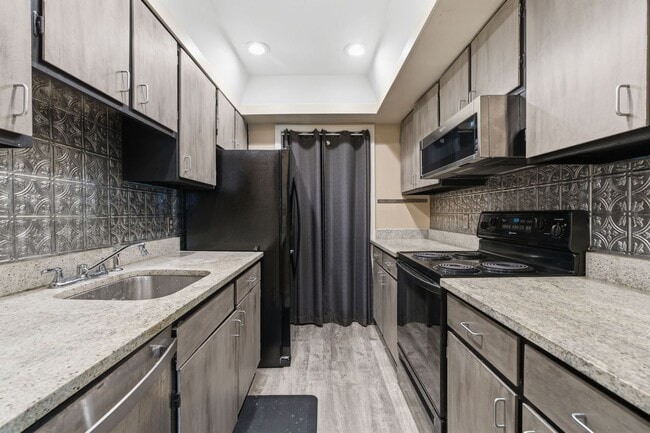Building Photo - Updated condo in the heart of Green Hills!