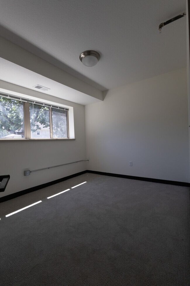 Building Photo - $1,450 / 2br - 560ft2 - RENOVATED 2BD, 1BA...