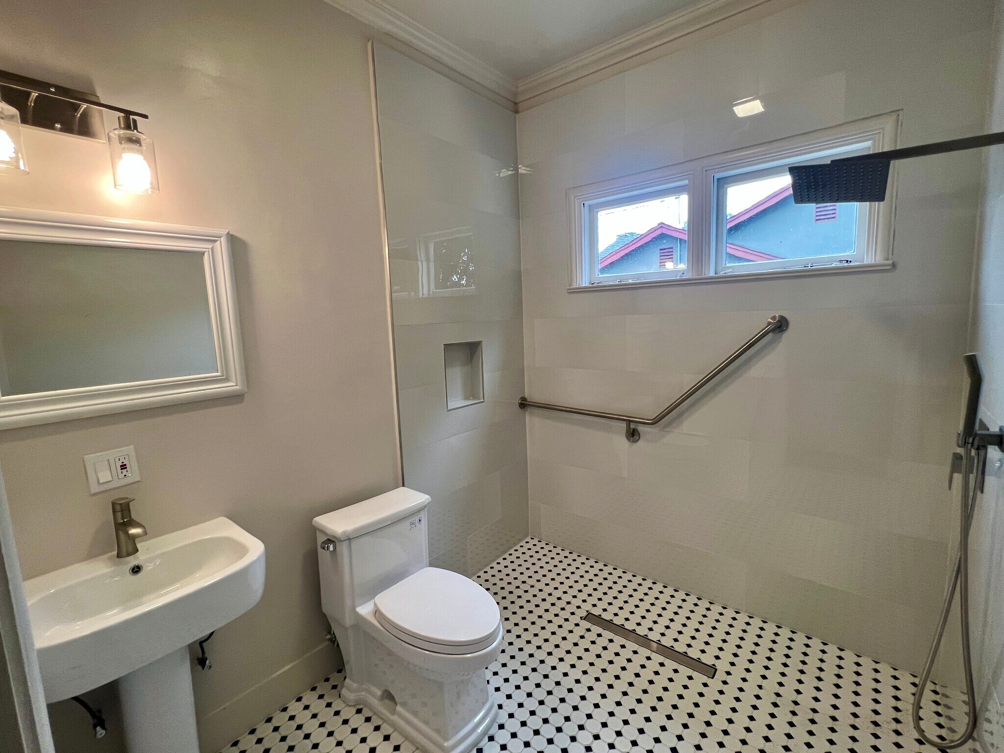 Building Photo - 5130 Magnolia Ave