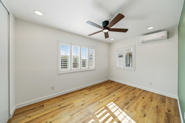 Building Photo - Imperial Beach House Stunning  2 bed /1 bath Duplex w Garage, Yard, + A/C